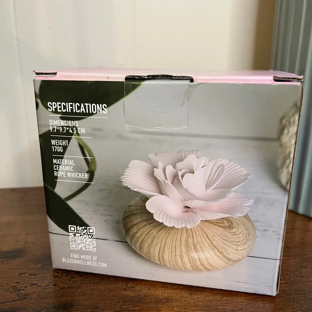 Bluzen Ceramic Succulent Oil Diffuser, NIB with two scents essential oils